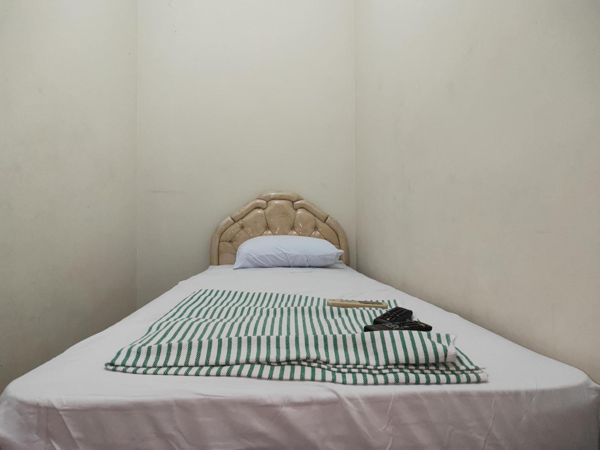 Tirto 27 Homestay Jogjakarta Buitenkant foto