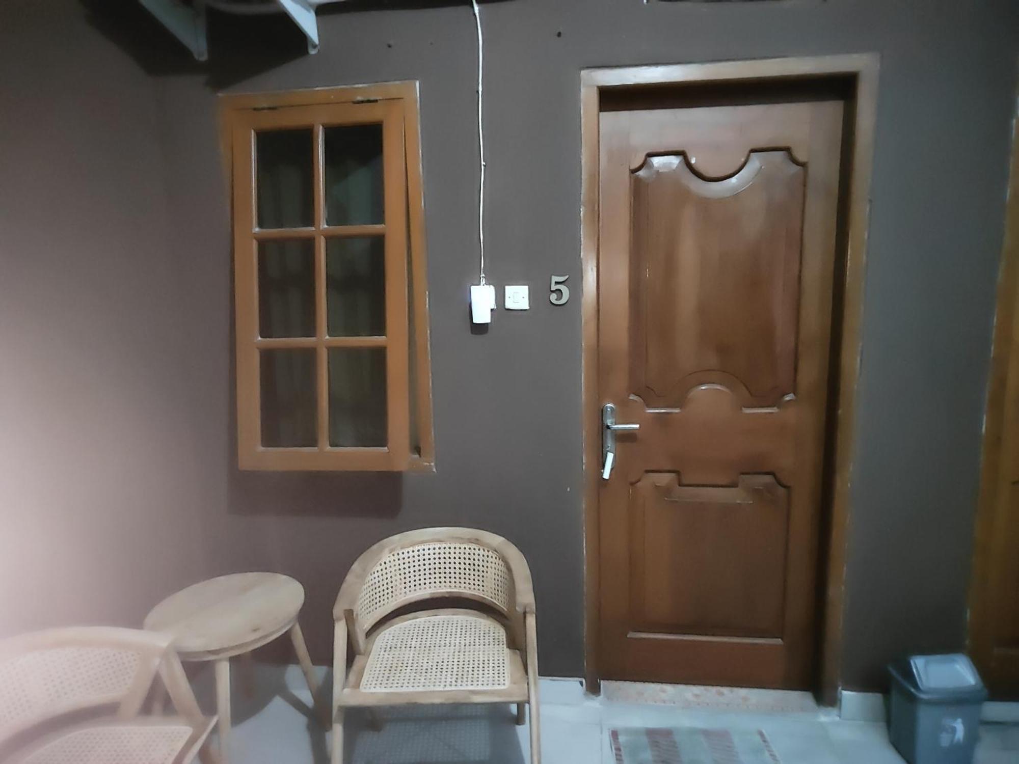 Tirto 27 Homestay Jogjakarta Buitenkant foto