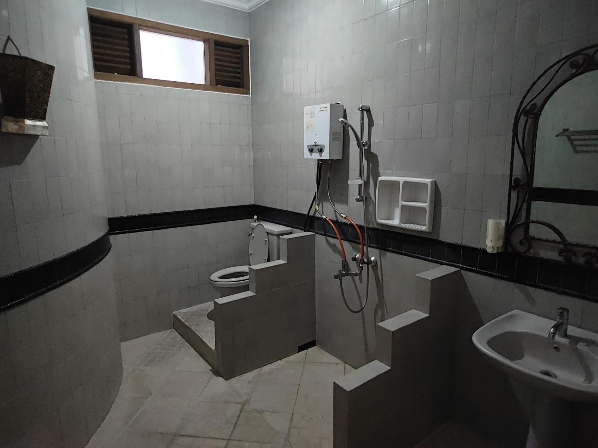 Tirto 27 Homestay Jogjakarta Buitenkant foto