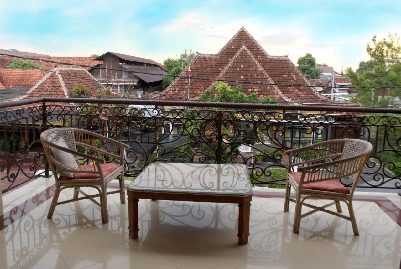 Tirto 27 Homestay Jogjakarta Buitenkant foto